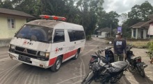 Das regionale Amt für Katastrophenschutz in Agam (BPBD) zeigt einen Krankenwagen, der nach dem Ausbruch des Marapi in Nagari Lasi unterwegs ist. Foto: epa/Bpbd Agam