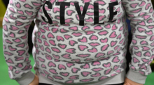 Ein übergewichtiges Kind trägt einen Pulli mit dem Schriftzug «Style». Foto: Ralf Hirschberger/dpa