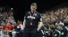 Bundestrainer Alfred Gislason verfolgt das Länderspiel der deutschen Handballer gegen Dänemark in Kopenhagen aufmerksam. Foto: epa/Claus Bech