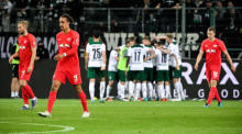 Der Leipziger Yussuf Poulsen (2-L) und seine Mannschaftskameraden reagieren auf den 3:1-Siegtreffer der Mönchengladbacher in der Bundesliga. Foto: epa/Sascha Steinbach