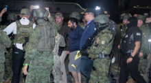 Drogenboss Jose Adolfo Macias Villamar alias Fito wird nach seiner Festnahme von Sicherheitskräften in Guayaquil begleitet. Foto: dpa/Joffre Flores/ap