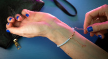 Mit einer Haarnadel lässt sich ein Armband einfach allein anlegen – der Trick funktioniert schnell und unkompliziert. Foto: dpa-tmn/Christin Klose