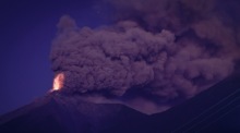 Der Vulkan Fuego während eines Ausbruchs in der Morgendämmerung in Alotenango. Foto: epa/Stringer
