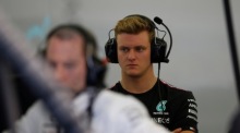 Mick Schumacher blickt während der Formel-1-Testfahrten 2023 auf dem Bahrain International Circuit in Sakhir ins Fahrerlager. Foto: Ali Haider/epa/dpa
