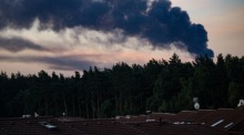 Rauch steigt nach einem ukrainischen Drohnenangriff nahe Domodedowo in der russischen Region Moskau auf. Foto: EPA/Stringer