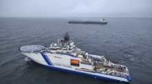Grenzschutzschiff und Tanker Eagle S vor der Halbinsel Porkkalanniemi, Finnland. Foto: epa/Handout Handout