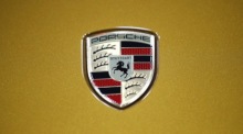 Das Porsche-Logo auf einem Fahrzeug bei der Bangkok International Motor Show 2025 in Nonthaburi. Foto: EPA/Rungroj Yongrit