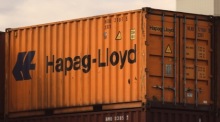 Container von Hapag-Lloyd im Hafen von Bremen stehen für globalen Handel und Logistik. Foto: epa/Focke Strangmann
