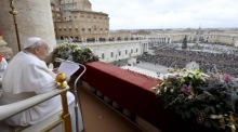 Der Papst segnet Urbi et Orbi auf dem Petersplatz. Foto: epa/Vatikanische Medien