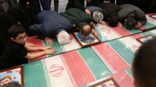 Der oberste iranische Führer Khamenei leitet das Gebet vor dem Begräbnis der IRGC-Mitglieder. Foto: epa/Iranisches BÜro Des Supreme Leader