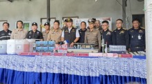 Justizminister Pol. Lt. Gen. Rutthaphon Naowarat und Vertreter mehrerer Behörden präsentieren sichergestellte Beweismittel bei der Pressekonferenz in Nong Pla Lai. Bild: TMN.TV
