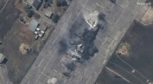Dieses von Maxar Technologies veröffentlichte Bild zeigt eine Nahaufnahme eines zerstörten MiG 31 Kampfflugzeugs auf dem Luftwaffenstützpunkt Belbek in der Nähe von Sewastopol auf der Krim. Foto: Uncredited/Maxar Technologies/ap/dpa