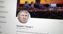Das Bild zeigt den Account des ehemaligen US-Präsidenten Trump auf Twitter. Foto: Taidgh Barron/Zuma Press Wire/dpa