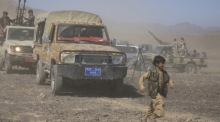 Ein Junge geht an Fahrzeugen mit Maschinengewehren vorbei, während einer Anti-USA- und Anti-Israel-Kundgebung, die weitere Houthi-Kämpfer mobilisiert. Foto: EPA-EFE/Yahya Arhab