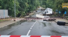 Eine gesperrte Straße in Tsarevo wurde durch schwere Überschwemmungen beschädigt. Foto: epa/Str