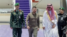 Prinz Badr bin Sultan bin Abdulaziz Al Saud (R) begrüßt den ukrainischen Präsidenten Volodymyr Zelensky bei seiner Ankunft zum 32. Gipfeltreffen der Arabischen Liga in Jeddah. Foto: epa/Saudi Press Agency Handout