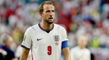 Englands Kapitän Harry Kane verlässt nach dem 2:1-Sieg gegen Norwegen im WM-Viertelfinale den Platz. Foto: Ronald Wittek/epa