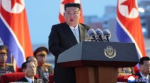Kim Jong Un spricht in Pjöngjang bei Feierlichkeiten zum 80. Jahrestag der Befreiung Koreas von der japanischen Kolonialherrschaft. Foto: epa/Kcna