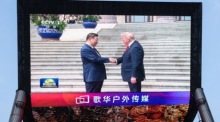 Ein Bildschirm zeigt Chinas Präsident Xi Jinping und US-Präsident Donald Trump beim Treffen in Peking. Foto: EPA/Wu Hao