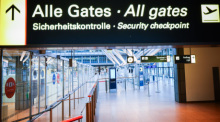 Eingang zur menschenleeren Sicherheitskontrolle im Flughafen Hamburg. Foto: Christian Charisius/dpa