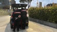 Zwei Beamte der italienischen Carabinieri an ihrem Auto. Foto: Christoph Sator/dpa