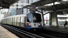 Geplantes Einheitsticket soll künftig Bahn, Bus und Boote in einem gemeinsamen Bezahlsystem verbinden. Foto: epa/Rungroj Yongrit