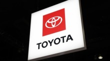 Das Toyota-Logo ist beim AutoMobility LA Auto Show im Convention Center in Los Angeles zu sehen, wo Hersteller neue Modelle und Technik präsentieren. Foto: epa/Caroline Brehman