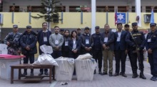 Nepalesische Polizisten posieren mit Wahlurnen nach Ende der Stimmabgabe bei den Parlamentswahlen in Kathmandu nach Regierungskrise 2025. Foto: epa/Narendra Shrestha