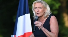 Marine Le Pen spricht bei einer Veranstaltung des Rassemblement National im nordfranzösischen Liévin zu ihren Anhängern. Foto: EPA/Firas Abdullah