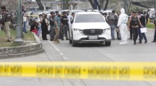 Polizisten untersuchen das mit Einschusslöchern übersäte Fahrzeug, in dem der ecuadorianische Staatsanwalt Cesar Suarez in einem Gebiet nördlich von Guayaquil ermordet aufgefunden wurde. Foto: epa/Jonathan Miranda