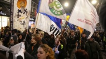 Studierende ziehen bei einer Demonstration durch Belgrad und fordern Bildungsreformen sowie vorgezogene Wahlen. Foto: epa/Andrej Cukic