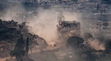 Israels Militärfahrzeuge operieren trotz fragiler Waffenruhe nahe der libanesischen Grenze. Spannungen mit Hisbollah halten an. Foto: EPA/Atef Safadi