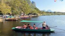 Ein kleines Boot gleitet durch die ruhige Seenlandschaft des Bueng-Bua-Naturzentrums in der Provinz Prachuap Khiri Khan. Fotos: Tourism Authority of Thailand