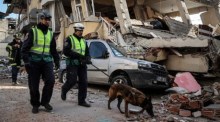 Mitglieder eines portugiesischen Rettungsteams suchen in Antakya, der Hauptstadt der Provinz Hatay, nach eingestürzten Gebäuden. Foto: epa/Joao Relvas