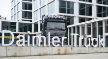 Der Schriftzug Daimler Truck ist an der Zentrale des Nutzfahrzeugherstellers angebracht. Foto: Bernd Weißbrod/dpa