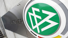 Das Logo des Deutschen Fußballbundes (DFB) am Eingangsbereich der DFB-Zentrale in Frankfurt. Foto: epa/Boris Roessler