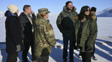 US-Vizepräsident JD Vance (2.vr) und seine Frau Usha Vance besichtigen den Militärstützpunkt Pituffik. Foto: Jim Watson/Pool Afp/ap/dpa