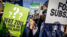 Die schwedische Klimaaktivistin Greta Thunberg (C) nimmt an einer Demonstration für Klima und Gerechtigkeit in Amsterdam teil. Foto: epa/Robin Utrecht