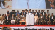 Der Oppositionspolitiker Tarique Rahman spricht nach seiner Rückkehr aus dem Exil zu Anhängern in Dhaka. Foto: epa/Monirul Alam