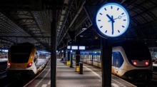 Angehaltene Züge auf einem Bahnsteig des Amsterdamer Hauptbahnhofs in Amsterdam. Foto: epa/Ramon Van Flymen