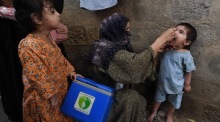 Ein Gesundheitshelfer verabreicht einem Kind eine Polio-Impfung während einer landesweiten Impfkampagne in Pakistan. Foto: epa/Shahzaib Akber
