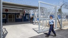 Ein Wärter geht durch das Tor des neuen mobilen Epidemiekrankenhauses, das auf dem Gelände eines Gefängnisses in Kiskunhalas errichtet wurde. Archivfoto: epa/SANDOR UJVARI UNGARN OUT