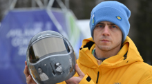 Wladislaw Heraskewytsch zeigt seinen umstrittenen Helm und wird vom Skeleton-Wettbewerb ausgeschlossen. Foto: Robert Michael/dpa