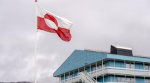 In der Stadt Sisimiut weht die grönländische Flagge. Foto: epa/Ida Marie Odgaard DÄnemark