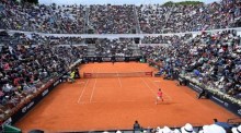 Der Centre Court während des Viertelfinalspiels der Herren zwischen Novak Djokovic aus Serbien und Holger Rune aus Dänemark. Foto: epa/Ettore Ferrari