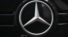 Das Markenlogo des Autoherstellers Mercedes-Benz ist an einem SUV Fahrzeug angebracht. Foto: Bernd Weißbrod/dpa