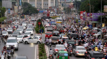 Krafträder und Autos, darunter Luxus-SUVs, verstopfen eine Straße in Hanoi. Archivfoto: epa/LUONG THAI LINH