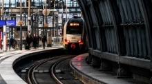Ein Regionalzug fährt während des Streiks der Gewerkschaft Deutscher Lokomotivführer (GDL) in den Berliner Hauptbahnhof ein. Foto: epa/Filip Singer