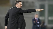 Mladen Krstajic, der bulgarische Cheftrainer, gestikuliert während der UEFA Euro 2024. Foto: epa/Vassil Donev