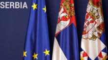 Flaggen Serbiens sind neben einer EU-Flagge in Belgrad aufgestellt. Foto: epa/Andrej Cukic